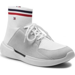 Sneakersy TOMMY HILFIGER - Corporate Runner Mid Cut Knit FM0FM02235 White 100. Buty sportowe na co dzień męskie marki Tommy Hilfiger. Za 539.00 zł.