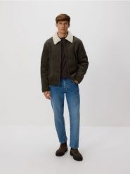 Kurtka sherpa z kołnierzem - ciemnozielony. Zielone kurtki męskie Reserved, l, bez wzorów, z dzianiny, bez ramiączek, bez kaptura. Za 279.99 zł.