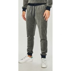 Emporio Armani - Spodnie. Spodnie na co dzień męskie marki Emporio Armani. W wyprzedaży za 279.90 zł.