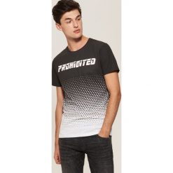 T-shirt z nadrukiem - Czarny. Czarne t-shirty męskie House, z nadrukiem. Za 49.99 zł.