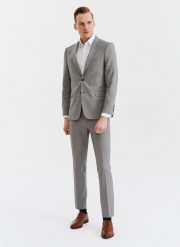 PAKO LORENTE – Męskie spodnie garniturowe w kratę w brązowych tonach. Brązowe eleganckie spodnie męskie Pako Lorente, bez wzorów, z elastanu. Za 399.99 zł.