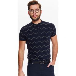 T-SHIRT MĘSKI POLO Z GEOMATRYCZNYM NADRUKIEM ZE STÓJKĄ. Niebieskie koszulki polo męskie marki TOP SECRET, na lato, bez wzorów, eleganckie, bez kołnierzyka, bez ramiączek. W wyprzedaży za 49.99 zł.
