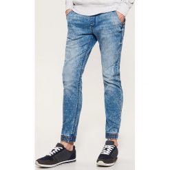 Jeansowe spodnie typu jogger - Niebieski. Niebieskie jeansy męskie House, z jeansu. W wyprzedaży za 69.99 zł.