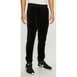 Emporio Armani - Spodnie. Spodnie na co dzień męskie Emporio Armani. W wyprzedaży za 349.90 zł.