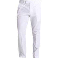 Polo Ralph Lauren Golf TAILOREDFIT Spodnie materiałowe white. Długie spodnie sportowe męskie marki Polo Ralph Lauren Golf. W wyprzedaży za 384.30 zł.
