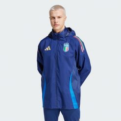 Kurtka Italy Tiro 24 Competition All-Weather. Niebieskie kurtki męskie ADIDAS, s, bez wzorów, z materiału, sportowe, bez ramiączek, bez kaptura. W wyprzedaży za 373.85 zł.