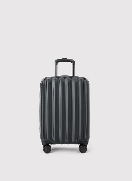 Kabinowa czarna walizka ze żłobieniami. Czarne walizki męskie Pako Lorente, bez wzorów, małe. Za 199.99 zł.