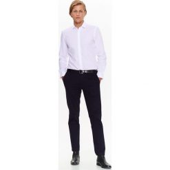 SPODNIE MĘSKIE TYPU CHINO Z GŁADKIEJ TKANINY. Eleganckie spodnie męskie marki TOP SECRET. W wyprzedaży za 39.99 zł.
