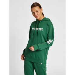 Bluza z logo Hummel Legacy. Zielone bluzy nierozpinane męskie HUMMEL, l, bez wzorów, sportowe, bez ramiączek, bez kaptura. W wyprzedaży za 132.90 zł.