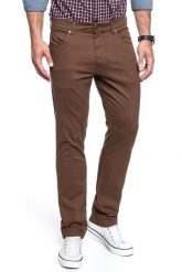 WRANGLER SPODNIE MĘSKIE GREENSBORO BISON W15QT228E 112127074. Brązowe spodnie na co dzień męskie Wrangler, bez wzorów, z materiału. Za 189.99 zł.