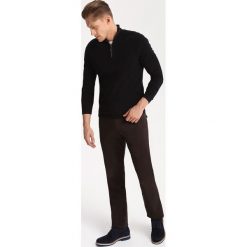 SWETER DŁUGI RĘKAW MĘSKI Z ZAMKIEM. Swetry męskie TOP SECRET. W wyprzedaży za 39.99 zł.