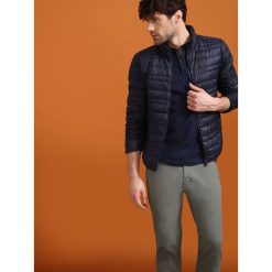 KURTKA KRÓTKA MĘSKA PUCHOWA. Pomarańczowe kurtki męskie marki TOP SECRET, na lato, bez wzorów, z puchu, eleganckie, bez ramiączek. W wyprzedaży za 99.99 zł.