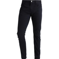 Armani Exchange Spodnie materiałowe navy. Niebieskie spodnie na co dzień męskie Armani Exchange, z bawełny. Za 459.00 zł.