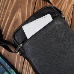 Abruzzo Saszetka męska skórzana na ramię listonoszka męska czarna ABR-04. Czarne saszetki męskie Abruzzo, bez wzorów. Za 205.41 zł.