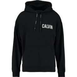 Calvin Klein Jeans HARDCORE OVERSIZED FIT Bluza z kapturem black. Czarne bluzy nierozpinane męskie Calvin Klein Jeans, m, z bawełny, z kapturem. W wyprzedaży za 479.20 zł.