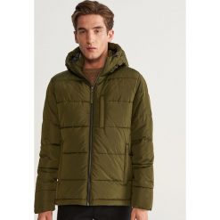 Pikowana kurtka z kapturem - Khaki. Brązowe kurtki męskie Reserved. Za 199.99 zł.