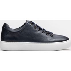 Granatowe sneakersy męskie. Buty sportowe na co dzień męskie marki Kazar. Za 449.00 zł.