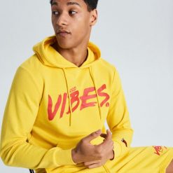 Bluza z napisem Good Vibes - Żółty. Bluzy nierozpinane męskie marki Cropp. Za 119.99 zł.