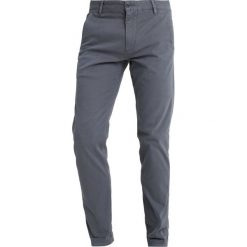 DOCKERS ALPHA CASUAL WASHED Spodnie materiałowe ombre blue. Spodnie na co dzień męskie marki DOCKERS. Za 399.00 zł.