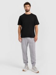 4F Spodnie dresowe joggery męskie - szare XXL. Szare długie spodnie sportowe męskie 4f, bez wzorów, z dresówki, na fitness i siłownię. Za 159.99 zł.