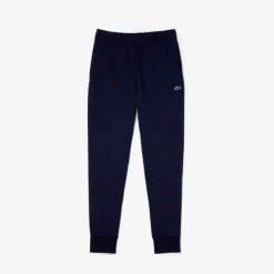 Spodnie Lacoste slim fit z organicznej bawełny granatowe. Niebieskie spodnie na co dzień męskie Lacoste, bez wzorów, z bawełny, sportowe. Za 489.50 zł.