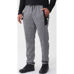 Szare Spodnie Barrage. Szare spodnie dresowe męskie Born2be, bez wzorów, z dresówki. Za 49.99 zł.