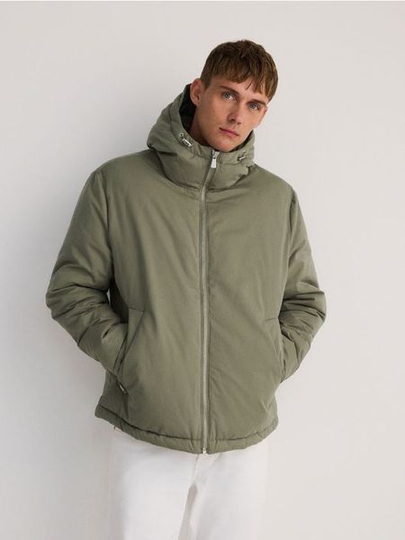 Kurtka z kapturem - jasnozielony. Zielone kurtki męskie Reserved, l, bez wzorów, z bawełny, bez ramiączek, z kapturem. W wyprzedaży za 119.99 zł.