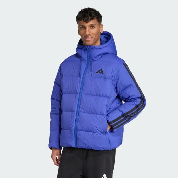 Puchowa kurtka z kapturem Essentials Climawarm z 3 paskami. Niebieskie kurtki męskie ADIDAS, bez wzorów, z puchu, bez ramiączek, z kapturem. Za 488.99 zł.