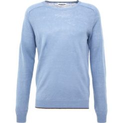 Essentiel Antwerp KNEWEST Sweter blue. Swetry męskie Essentiel Antwerp. W wyprzedaży za 369.50 zł.