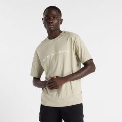 Koszulka męska New Balance MT51506OVN – beżowa. Brązowe t-shirty sportowe męskie New Balance, m, bez wzorów, z dresówki, klasyczne, bez ramiączek. Za 89.99 zł.