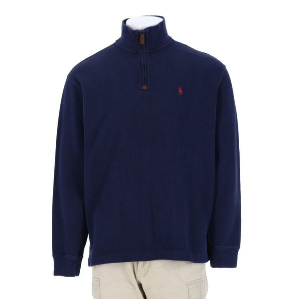 Second life - Męski sweter z kołnierzem typu truck - Stan bardzo dobry. Niebieskie swetry męskie Ralph Lauren, bez wzorów, sportowe, bez kołnierzyka, bez ramiączek. Za 255.56 zł.