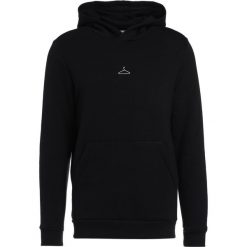 Holzweiler HANGER HOODIE Bluza z kapturem black. Czarne bluzy nierozpinane męskie Holzweiler, z bawełny. Za 669.00 zł.