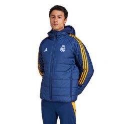 Kurtka puchowa Real Madrid Tiro 2024/25 Club. Brązowe kurtki męskie ADIDAS, bez wzorów, z puchu, sportowe, bez ramiączek, bez kaptura. W wyprzedaży za 477.25 zł.