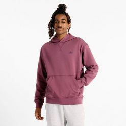 Bluza męska New Balance MT41534FDP – fioletowa. Fioletowe bluzy nierozpinane męskie New Balance, m, bez wzorów, z materiału, klasyczne, bez ramiączek, z kapturem. Za 269.99 zł.
