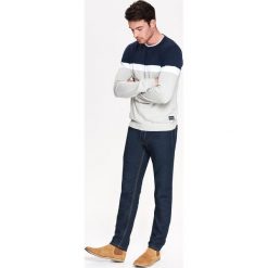 SWETER MĘSKI W MULTIKOLOROWY BLOK. Swetry męskie marki TOP SECRET. W wyprzedaży za 59.99 zł.