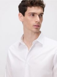 Bawełniana koszula slim fit - biały. Białe koszule męskie Reserved, l, bez wzorów, z bawełny, bez kołnierzyka, bez ramiączek. W wyprzedaży za 109.99 zł.