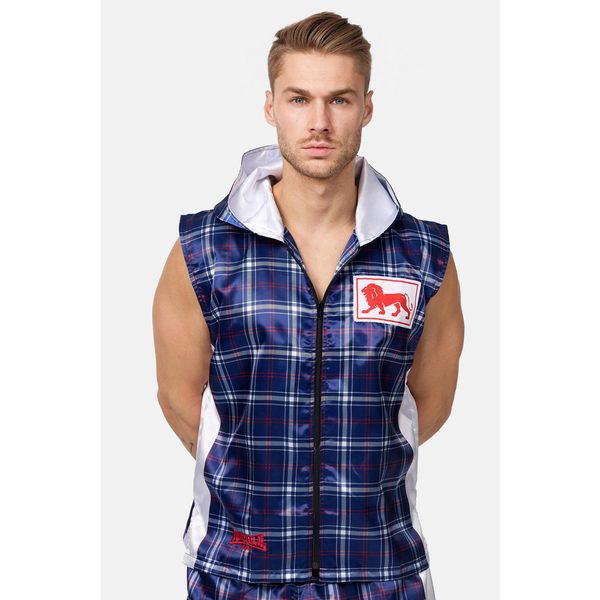 Kurtka Lonsdale Clutton. Czerwone kurtki męskie Lonsdale, bez wzorów, z satyny, sportowe, bez ramiączek, z kapturem. Za 348.50 zł.