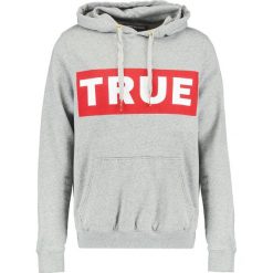 True Religion TRUE LOGO Bluza z kapturem grey marl. Bluzy nierozpinane męskie True Religion. W wyprzedaży za 417.45 zł.