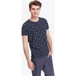 T-SHIRT MĘSKI Z NADRUKOWANYM WZOREM. Niebieskie t-shirty męskie TOP SECRET, m, bez wzorów, z bawełny, bez kołnierzyka, bez ramiączek. W wyprzedaży za 19.99 zł.