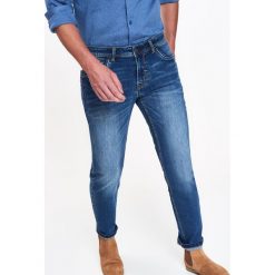 SPODNIE MĘSKIE JEANSOWE O KROJU SLIM. Spodnie na co dzień męskie marki TOP SECRET. W wyprzedaży za 69.99 zł.