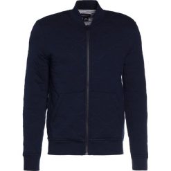 Club Monaco Kardigan navy. Kardigany męskie marki Club Monaco. W wyprzedaży za 506.35 zł.
