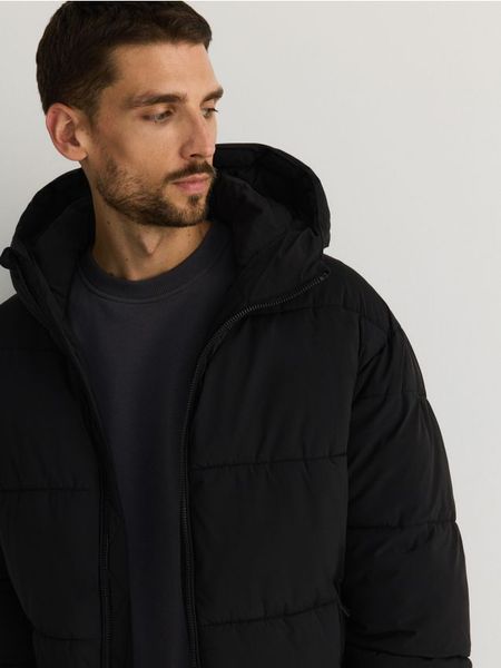 Kurtka z kapturem - czarny. Czarne kurtki męskie Reserved, l, bez wzorów, z tkaniny, bez ramiączek, z kapturem. W wyprzedaży za 99.99 zł.