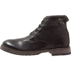 Clarks CLARKDALE BUD Botki sznurowane noir. Czarne sztyblety męskie Clarks, z materiału, na sznurówki. W wyprzedaży za 439.20 zł.