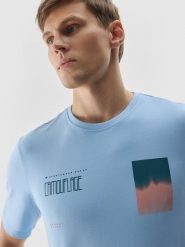 4F T-shirt z nadrukiem męski - niebieski XL. Niebieskie t-shirty męskie 4f, m, z aplikacjami, z bawełny, bez kołnierzyka, bez ramiączek. W wyprzedaży za 39.99 zł.