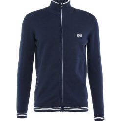 BOSS ATHLEISURE ZOME Kardigan navy. Kardigany męskie marki BOSS ATHLEISURE. W wyprzedaży za 468.30 zł.