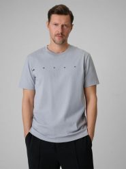 4F T-shirt regular z nadrukiem męski - szary S. Szare t-shirty męskie 4f, m, bez wzorów, z dzianiny, bez kołnierzyka, bez ramiączek. Za 59.99 zł.