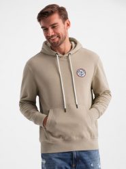 Bluza męska dresowa kangurka z kapturem i naszywką w stylu college – piaskowa V3 - Rozmiar: L. Bluzy nierozpinane męskie Ombre Clothing, l, z aplikacjami, z bawełny, z kapturem. W wyprzedaży za 99.99 zł.