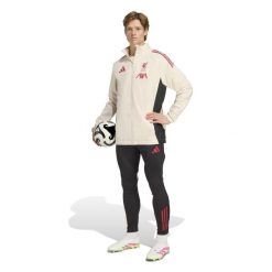 Kurtka dresowa zewnętrzna Liverpool FC 2025/26. Białe kurtki treningowe męskie ADIDAS, bez wzorów, z dresówki, bez kaptura, do piłki nożnej. W wyprzedaży za 377.70 zł.