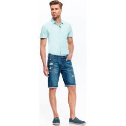 SZORTY MĘSKIE JEANSOWE Z PRZESZYCIAMI. Szorty męskie TOP SECRET. W wyprzedaży za 39.99 zł.