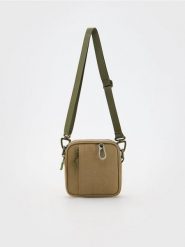 Saszetka crossbody - oliwkowy. Zielone saszetki męskie Reserved, bez wzorów, małe. W wyprzedaży za 35.99 zł.